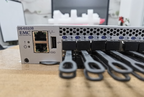 BR-6510DC-24-8G-R는 6510 샌 스위치 DC 전력 24P 8GB SWL을 두드러진 무늬로 장식합니다